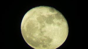 望遠鏡からのぞいたお月さま
